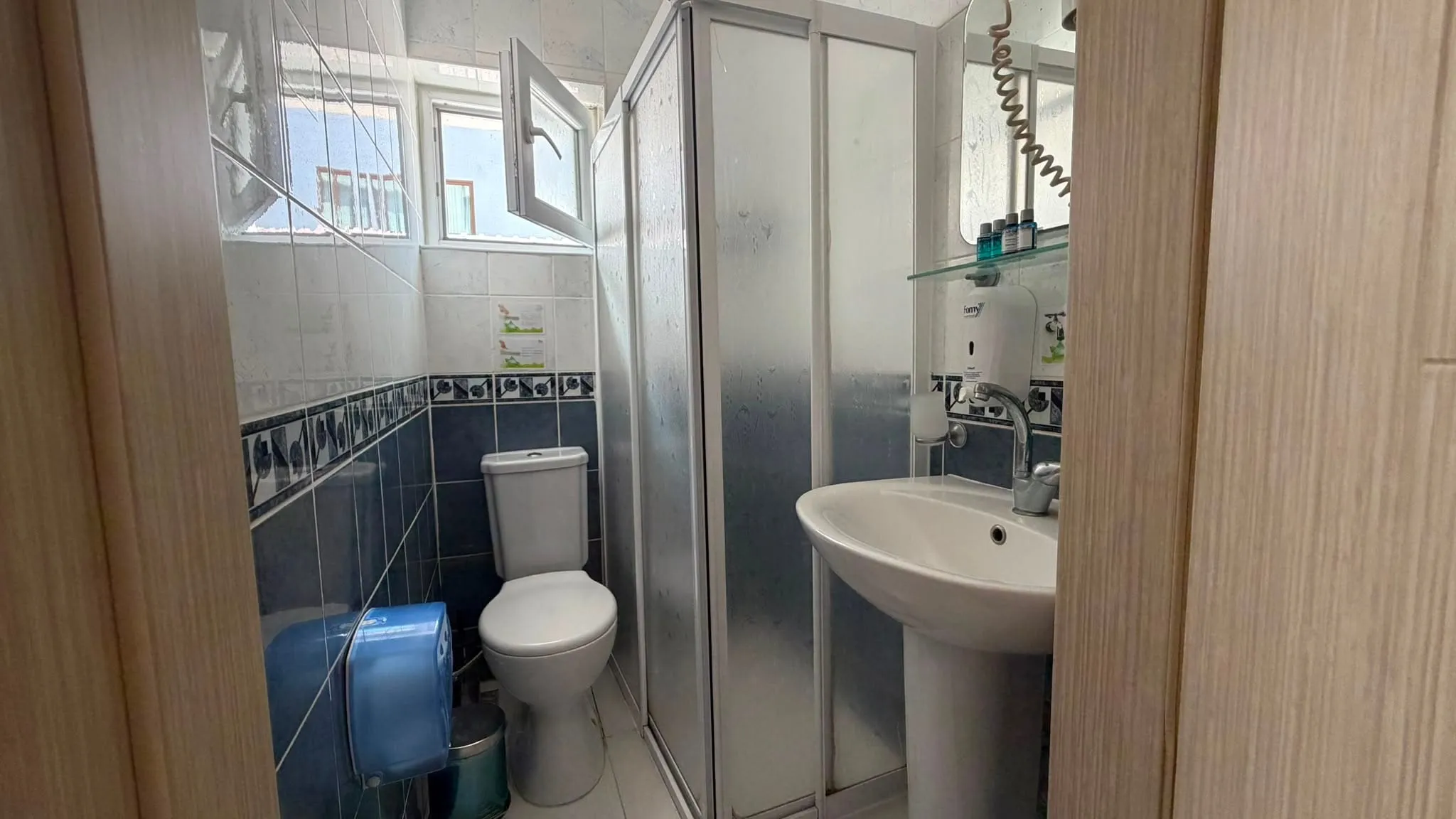 Ekonomik oda banyosu: duşakabin, klozet, lavabo ve pencere