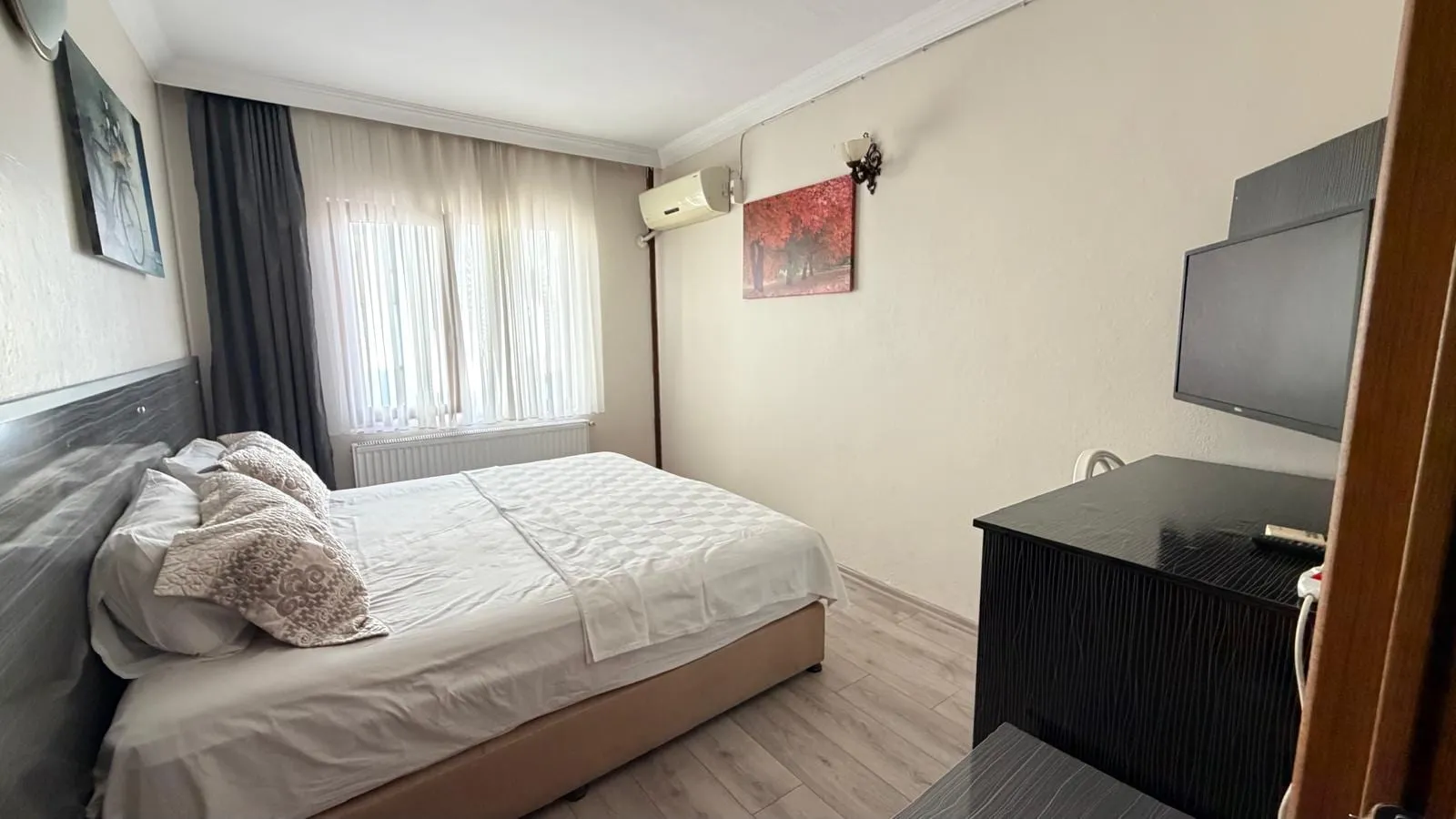 Standart oda: çift kişilik yatak, televizyon, klima ve perdeli pencere