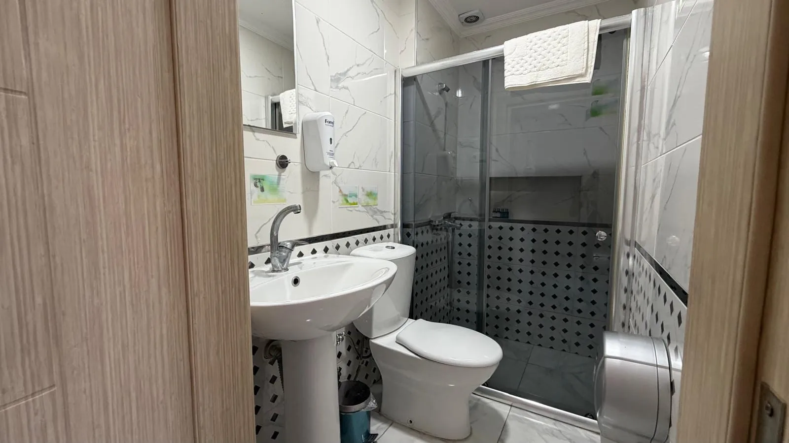 Standart oda banyosu: duşakabin, lavabo ve klozet